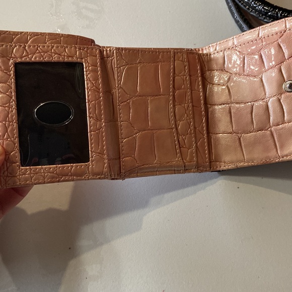 Guess Purse with matching wallet - Picture 6 of 7
